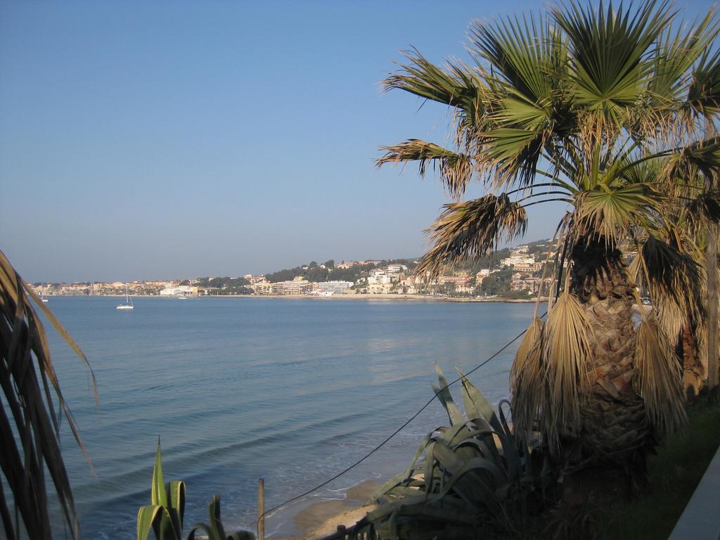 50m Plage T2 Grande Terrasse Vue Mer Climatisé Piscine Chauffée, Parking clos gratuit Sanary-sur-Mer Esterno foto